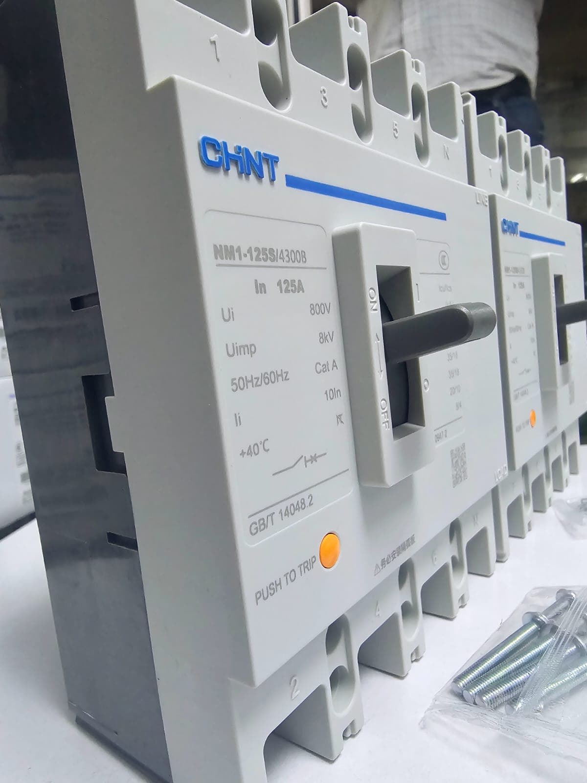 CHINT MCCB WHITE SIZE 4P 125A