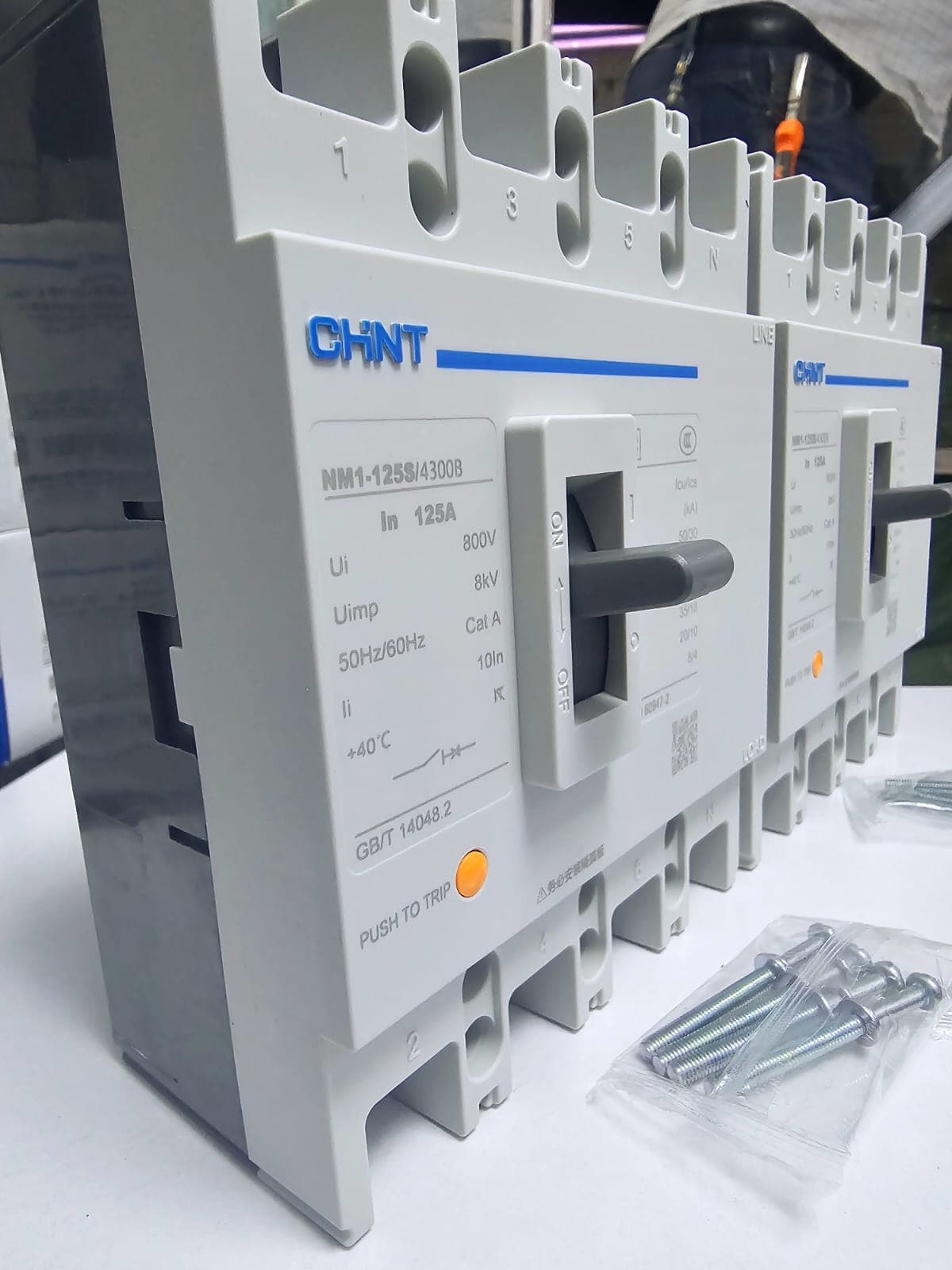 CHINT MCCB WHITE SIZE 4P 200A